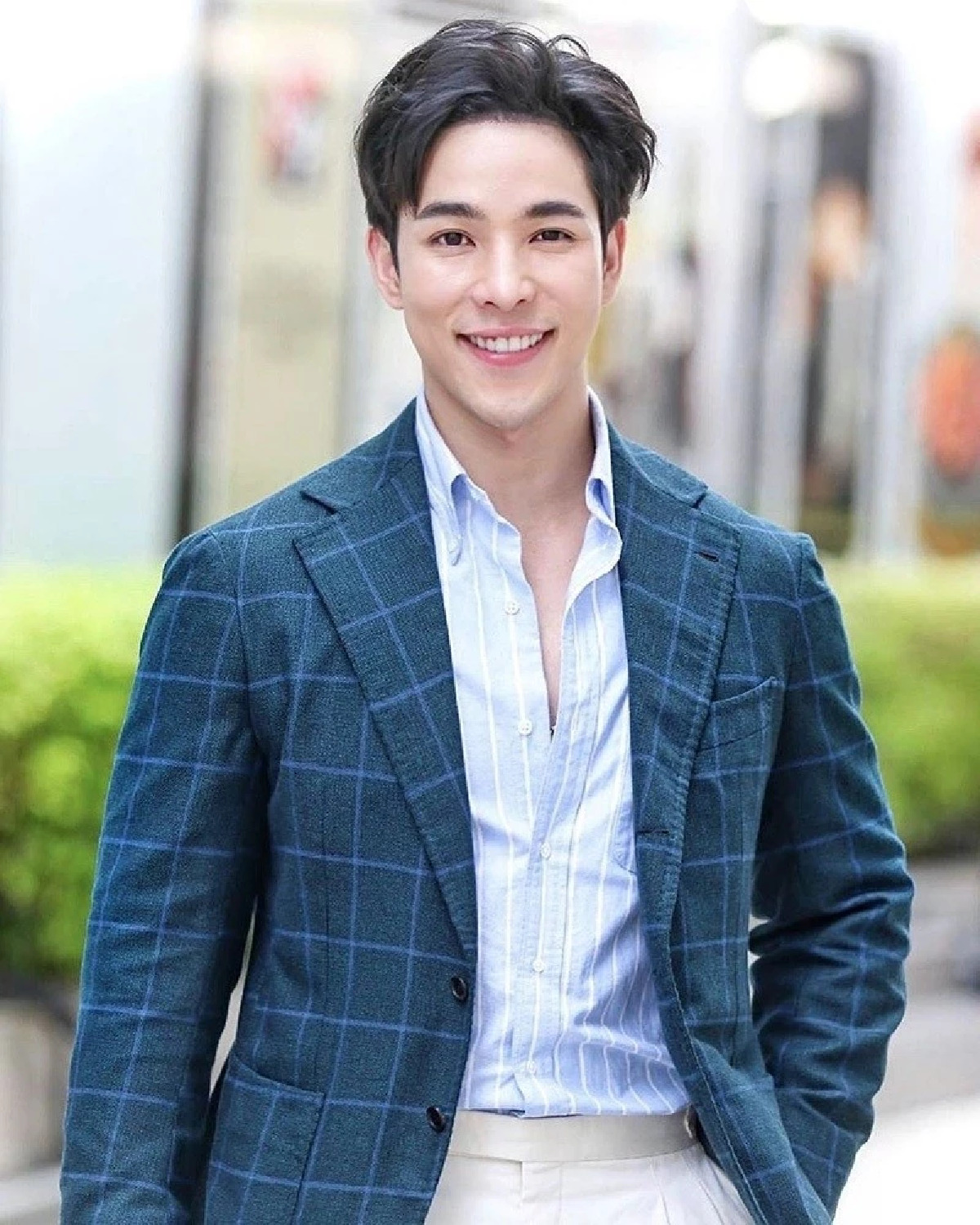 ภูผา นพวิชญ์ จูงมือหวานใจช่วยเหลือชุมชนมักกะสัน จากภาวะเศรษฐกิจฝืดเคือง