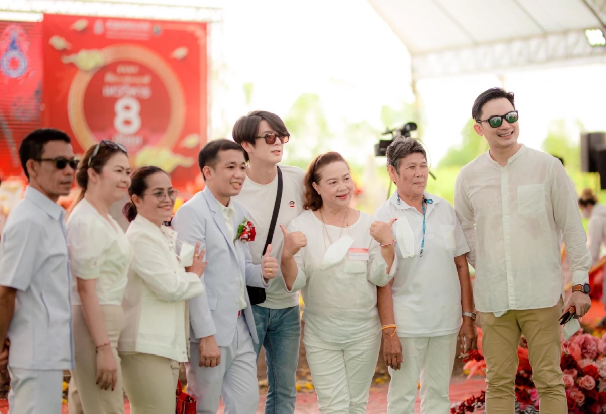 บี๋ สวิช นำทีมเหล่าดาราจิตอาสาร่วมพิธีวางศิลาฤกษ์ เทววิหาร 8 เซียน