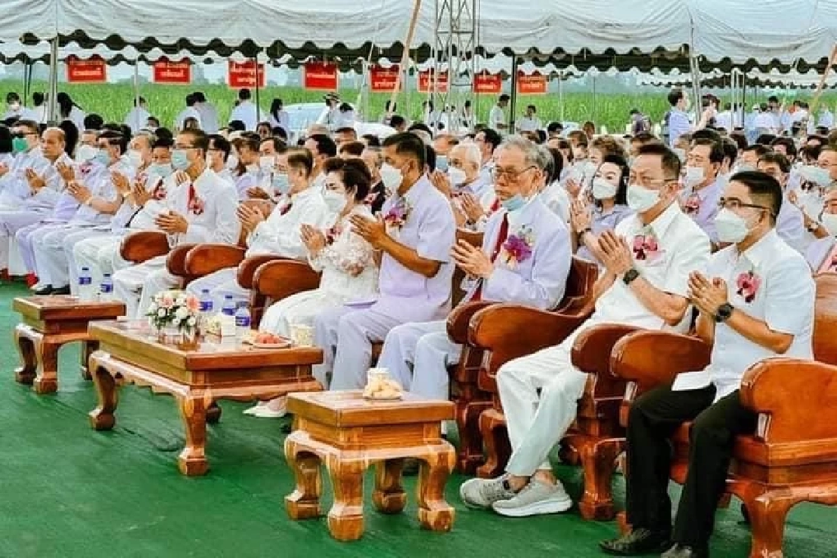 บี๋ สวิช นำทีมเหล่าดาราจิตอาสาร่วมพิธีวางศิลาฤกษ์ เทววิหาร 8 เซียน