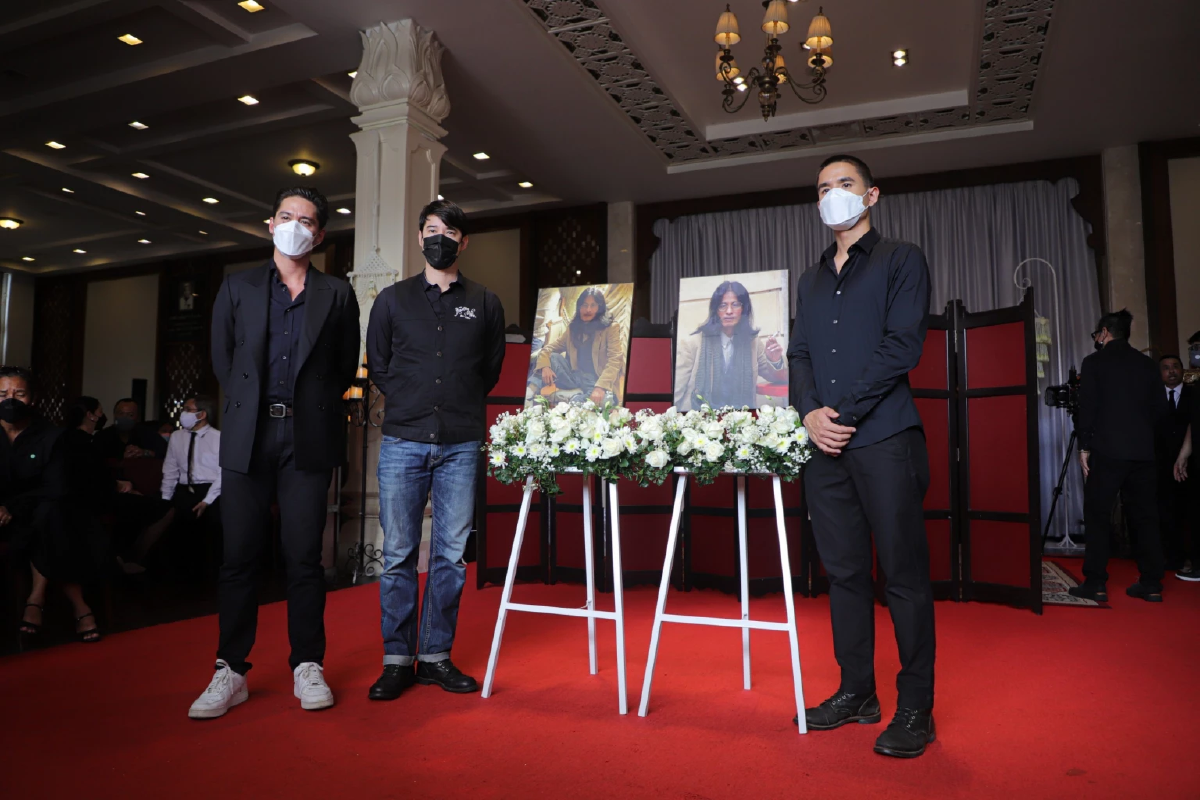 บรรยากาศพิธีรดน้ำศพ หม่อมน้อย ลูกศิษย์-คนบันเทิง ร่วมพิธีอย่างล้นหลาม