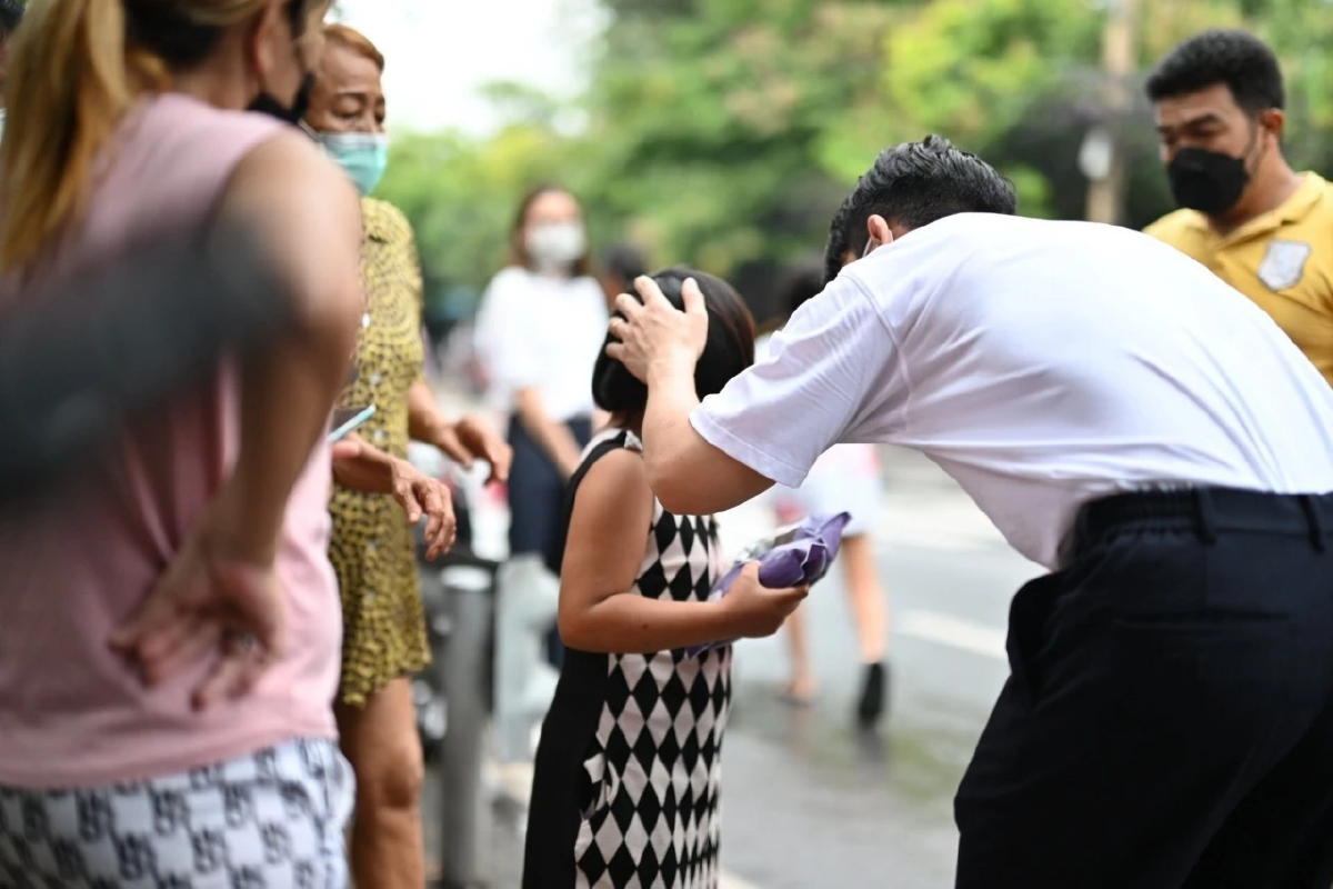 ภูผา นพวิชญ์ จูงมือหวานใจช่วยเหลือชุมชนมักกะสัน จากภาวะเศรษฐกิจฝืดเคือง