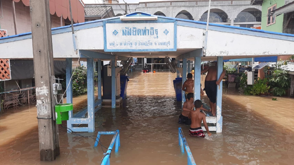 เจ้าพระยาล้นท่วมชุมชนมัสยิดท่าอิฐ นนทบุรี ได้รับผลกระทบ 2 พันหลังคาเรือน