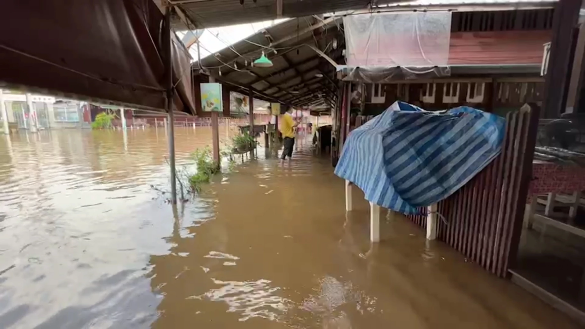 น้ำท่วมสมุทรสงคราม \"ตลาดแม่กลอง-ตลาดน้ำอัมพวา\" ชาวบ้านลุยน้ำจ่ายตลาด