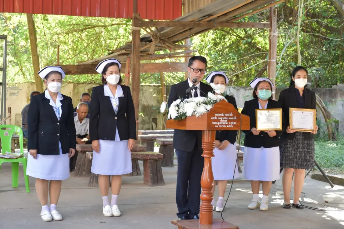 นพ.ชายตา สุจินพรัหม รองผู้อำนวยการโรงพยาบาลสุรินทร์และตัวแทนเจ้าหน้าที่โรงพยาบาลสุรินทร์