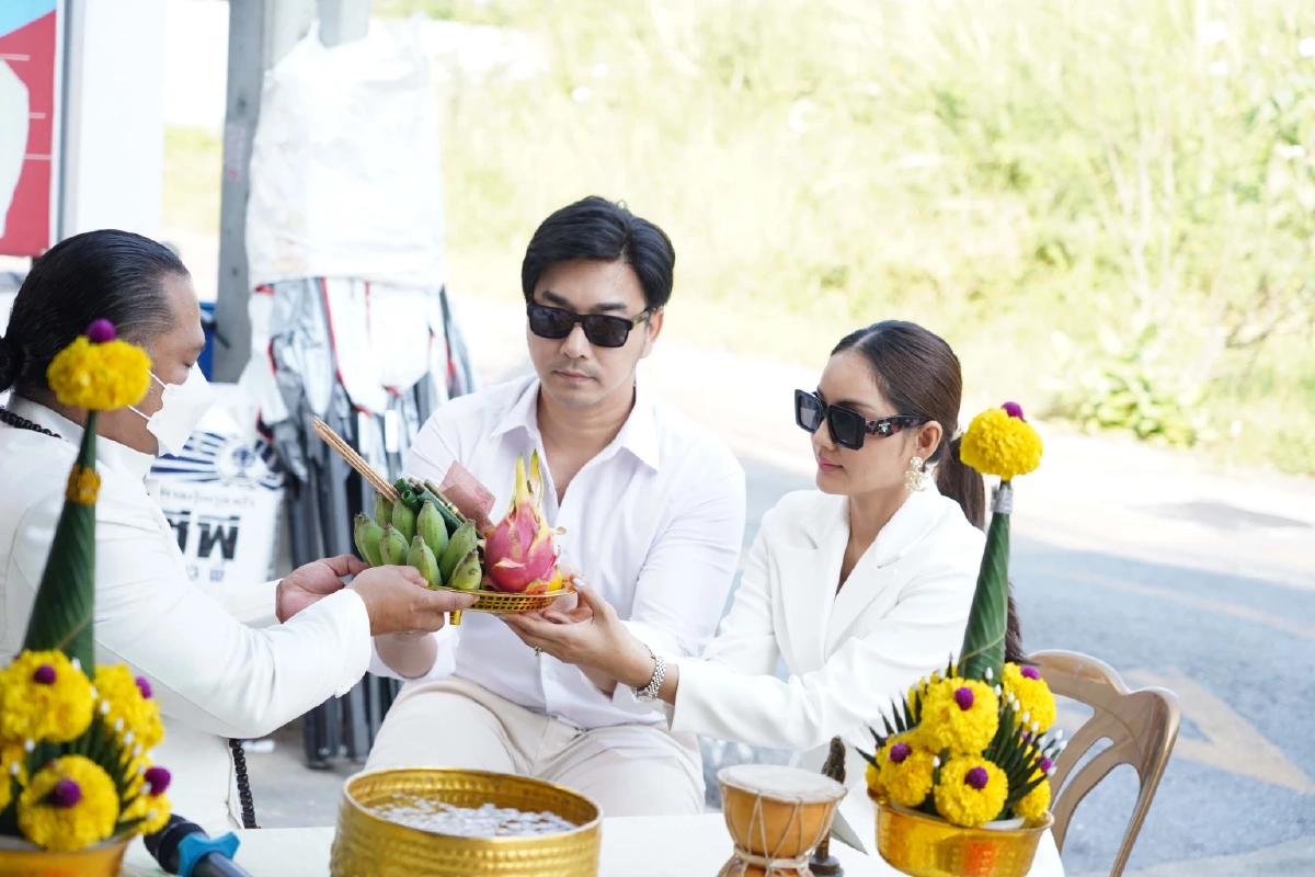 ครูก้อย-เจมส์ เรืองศักดิ์ บวงสรวงครบ 6 ปี โค้ชเตรียมตั้งครรภ์ให้ผู้มีลูกยาก    