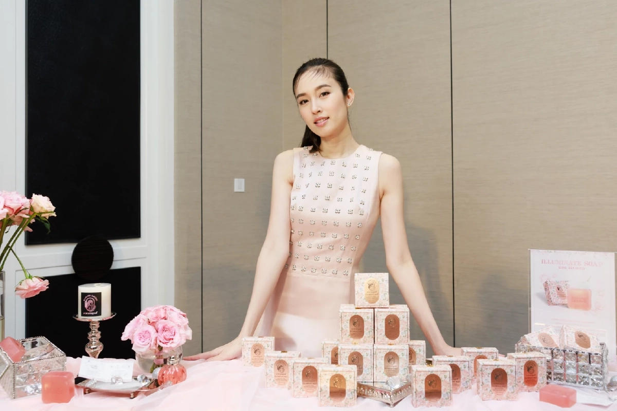 พาส่องความต๊าช! ปอย ตรีชฎา สวยขาวออร่ากระจาย ในงานเปิด “สบู่ Madame Louise ILLUMINATE SOAP (ROSE DIAMOND) ”