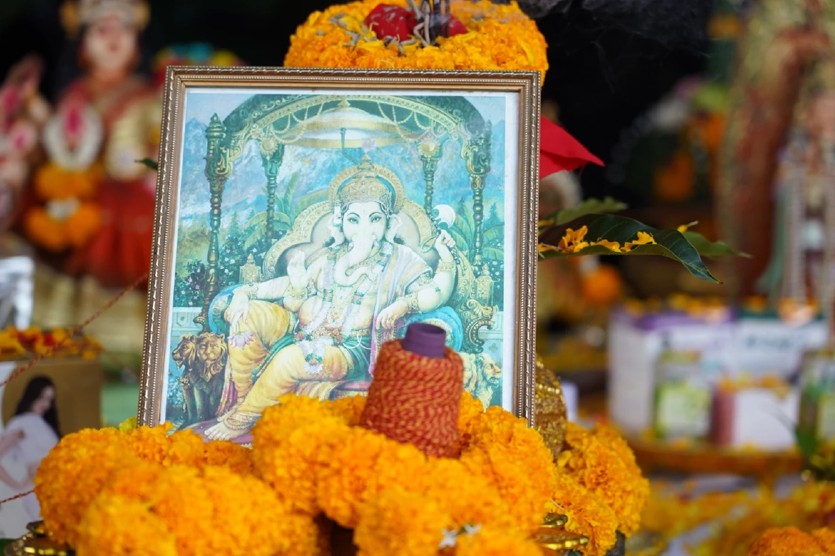 ครูก้อย-เจมส์ เรืองศักดิ์ บวงสรวงครบ 6 ปี โค้ชเตรียมตั้งครรภ์ให้ผู้มีลูกยาก    