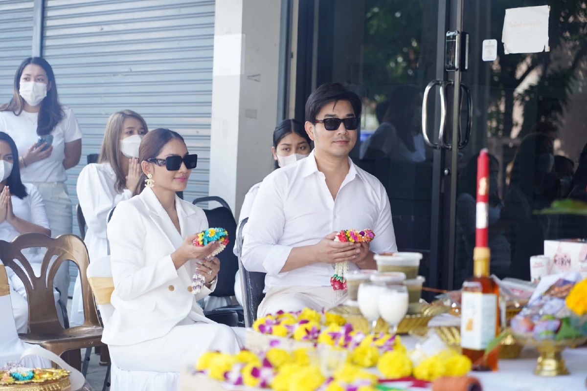 ครูก้อย-เจมส์ เรืองศักดิ์ บวงสรวงครบ 6 ปี โค้ชเตรียมตั้งครรภ์ให้ผู้มีลูกยาก    