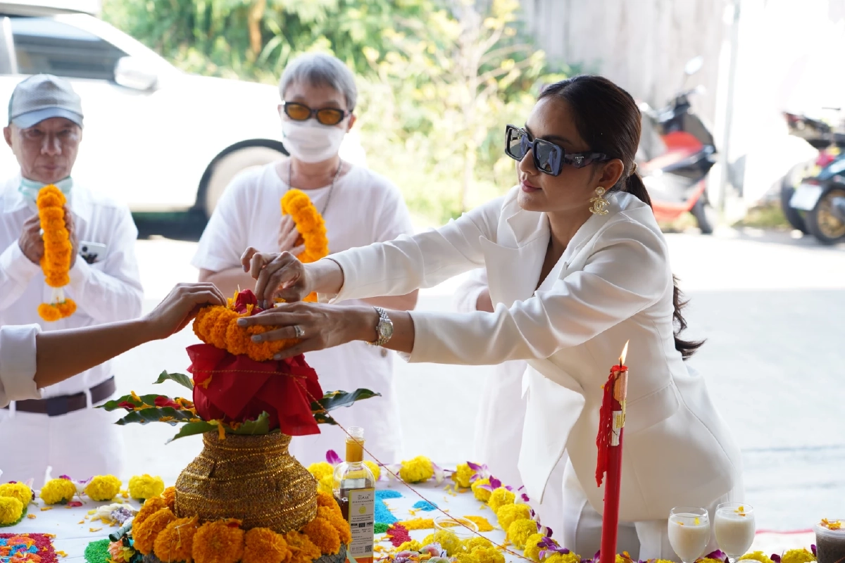 ครูก้อย-เจมส์ เรืองศักดิ์ บวงสรวงครบ 6 ปี โค้ชเตรียมตั้งครรภ์ให้ผู้มีลูกยาก    