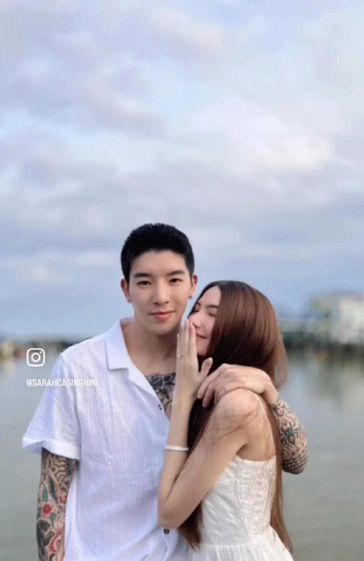 ซาร่า คาซิงกินี โชว์กุหลาบช่อโตจาก แดริล ยัง คนถามสามีนอนคุกส่งดอกไม้ได้ไง?  