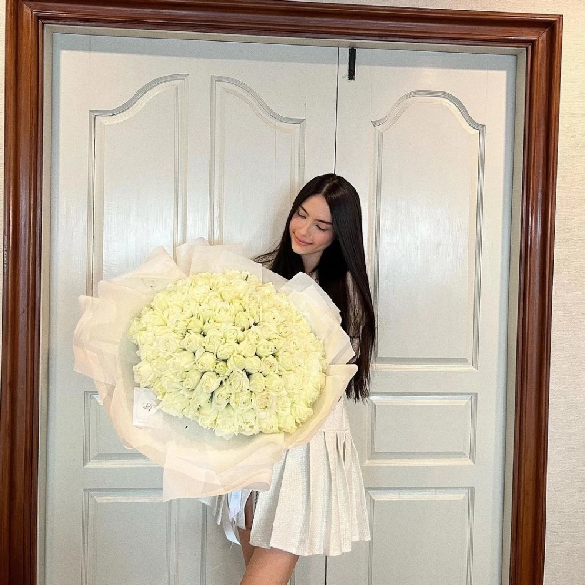 ซาร่า คาซิงกินี โชว์กุหลาบช่อโตจาก แดริล ยัง คนถามสามีนอนคุกส่งดอกไม้ได้ไง?  