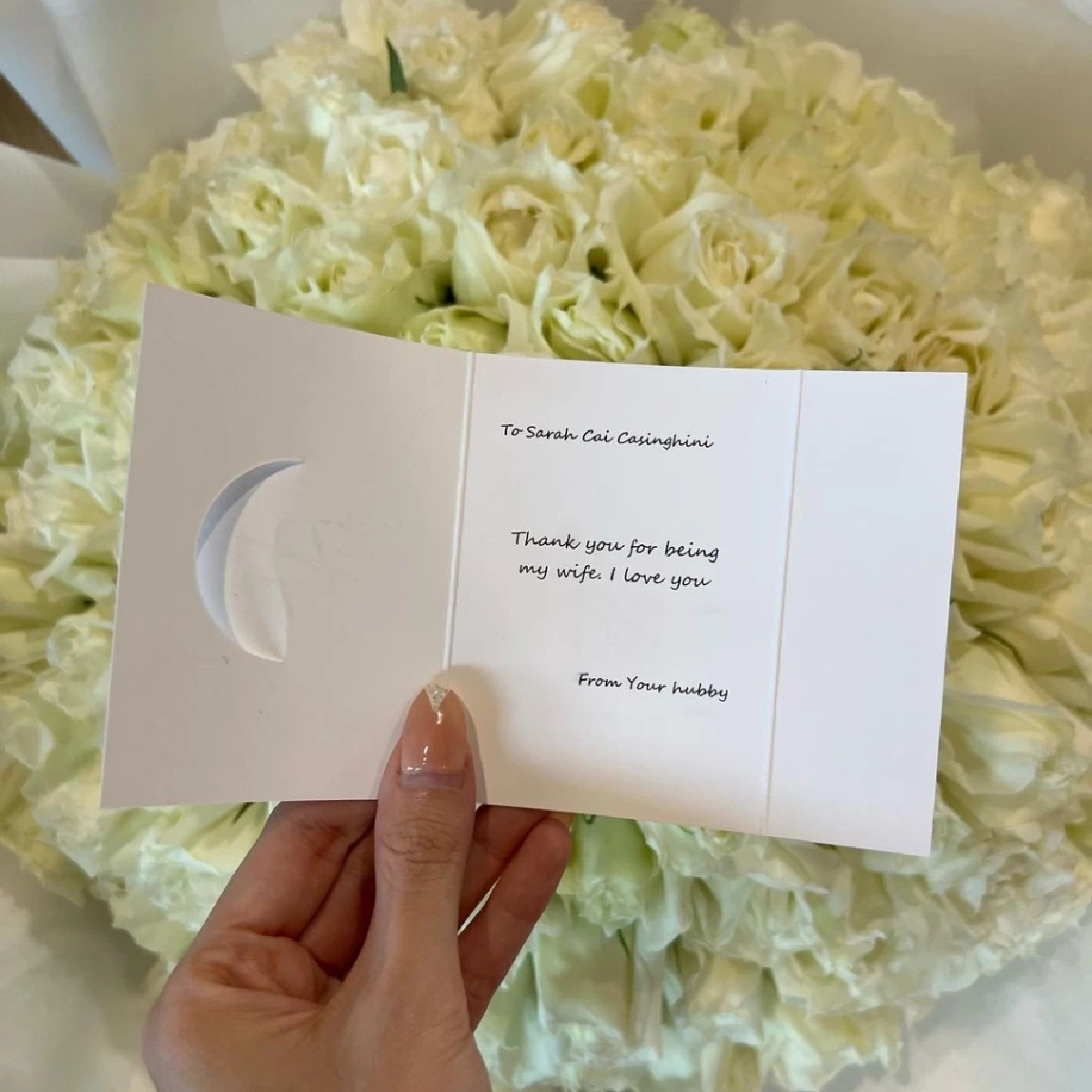 ซาร่า คาซิงกินี โชว์กุหลาบช่อโตจาก แดริล ยัง คนถามสามีนอนคุกส่งดอกไม้ได้ไง?  