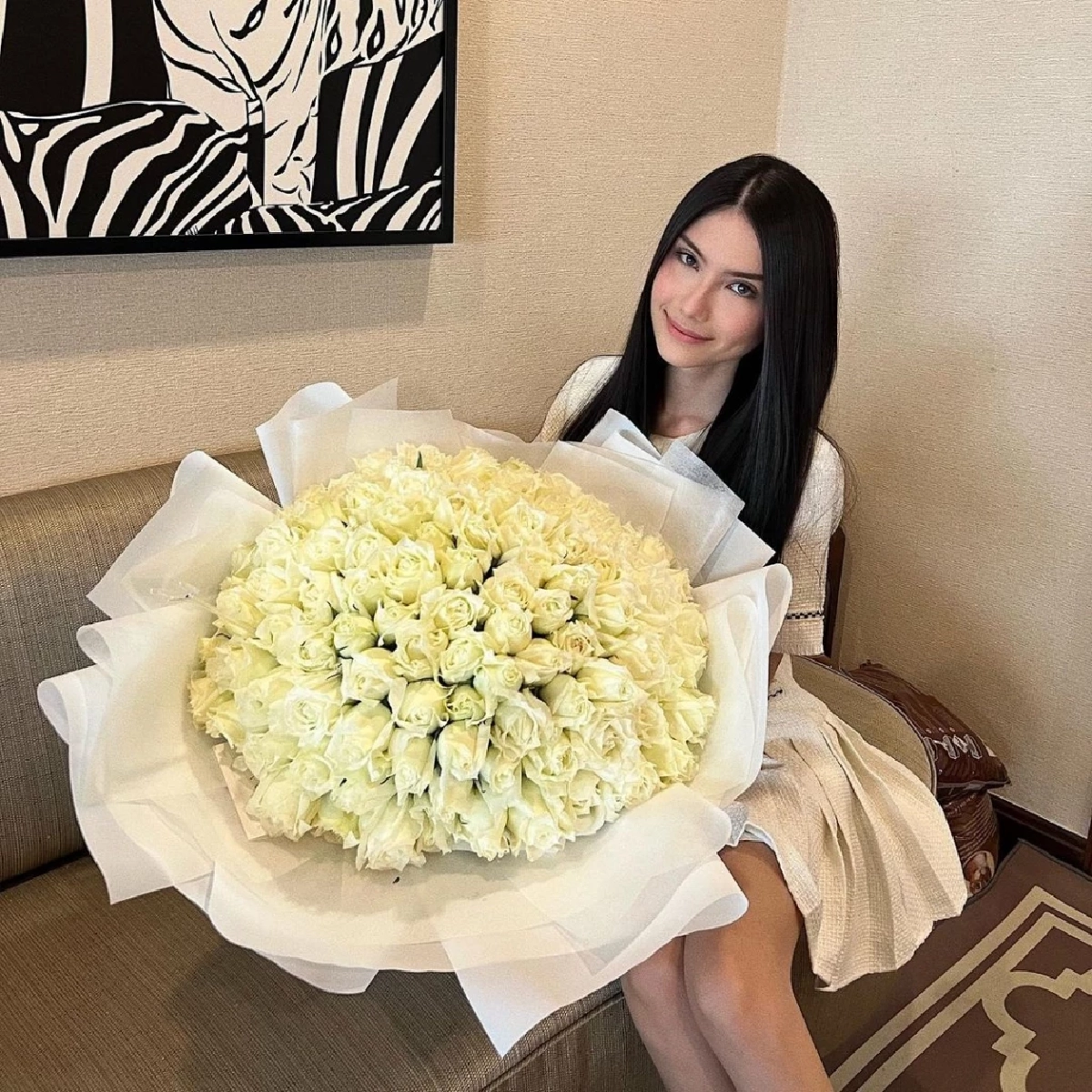 ซาร่า คาซิงกินี โชว์กุหลาบช่อโตจาก แดริล ยัง คนถามสามีนอนคุกส่งดอกไม้ได้ไง?  