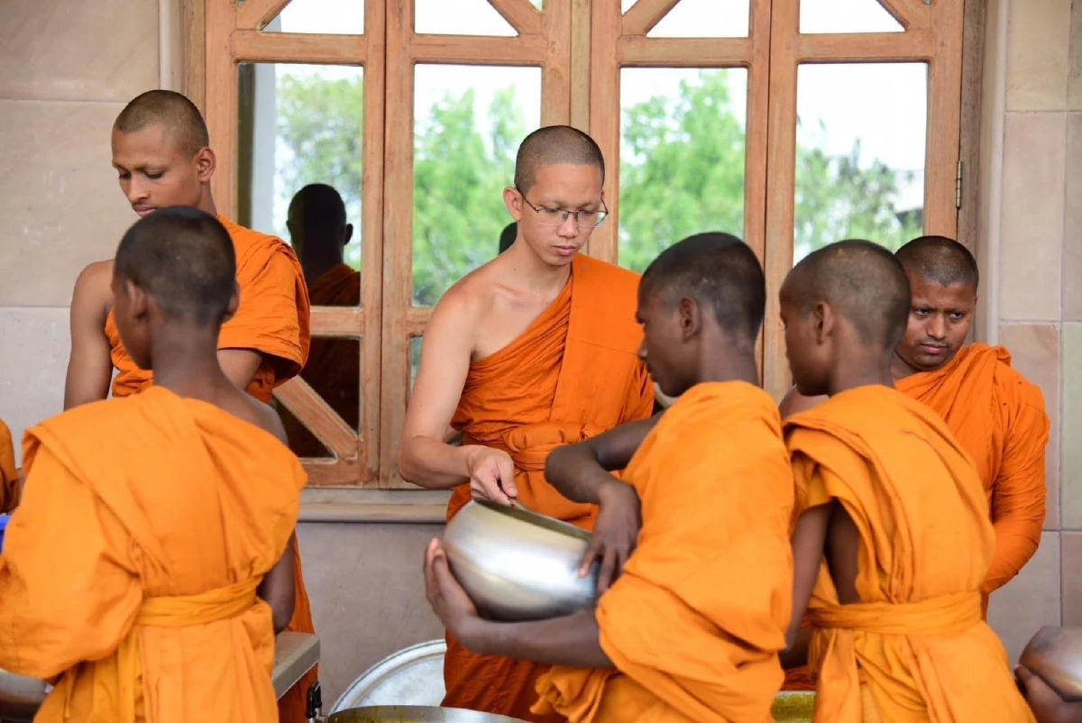 ไฮโซผิง สุภาวดี สร้างบุญใหญ่ บวชเณรเด็กอินเดีย 305 รูป