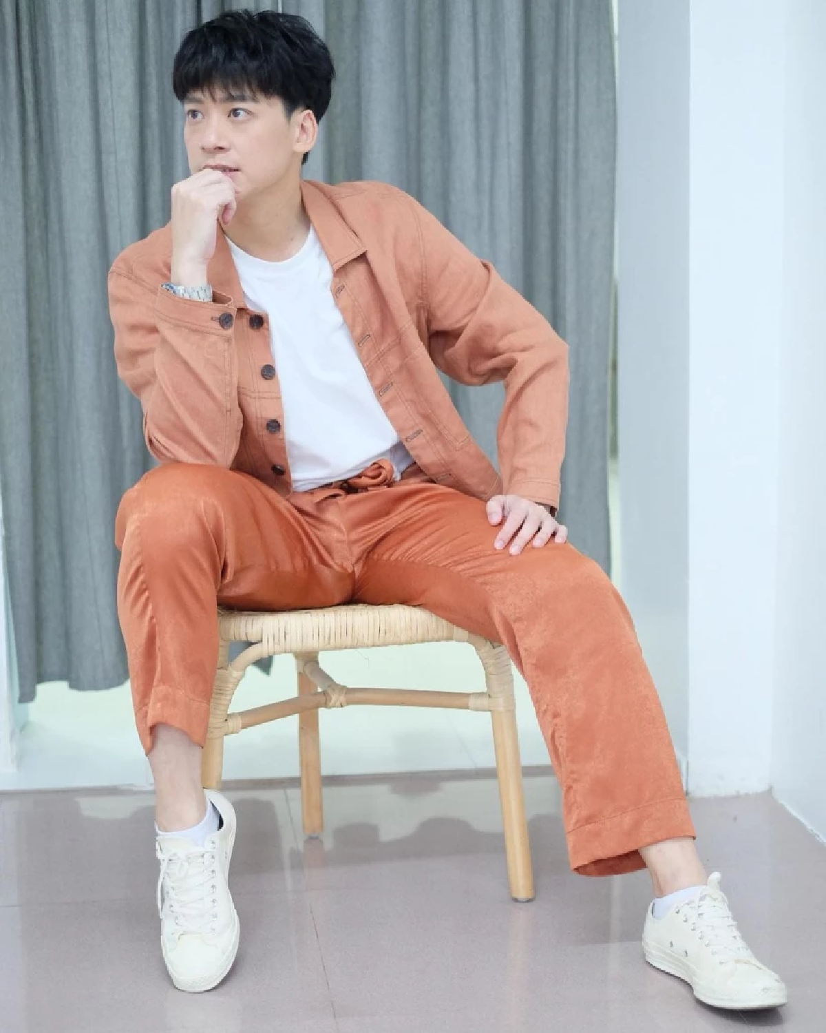 เปิดภาพ บี้ สุกฤษฎิ์ นั่งร้อยมาลัยขาย แฟน ๆ บ่นคิดถึงอยากให้กลับคืนวงการ