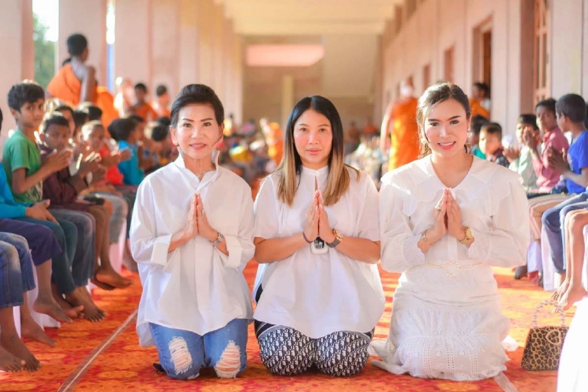 ไฮโซผิง สุภาวดี สร้างบุญใหญ่ บวชเณรเด็กอินเดีย 305 รูป