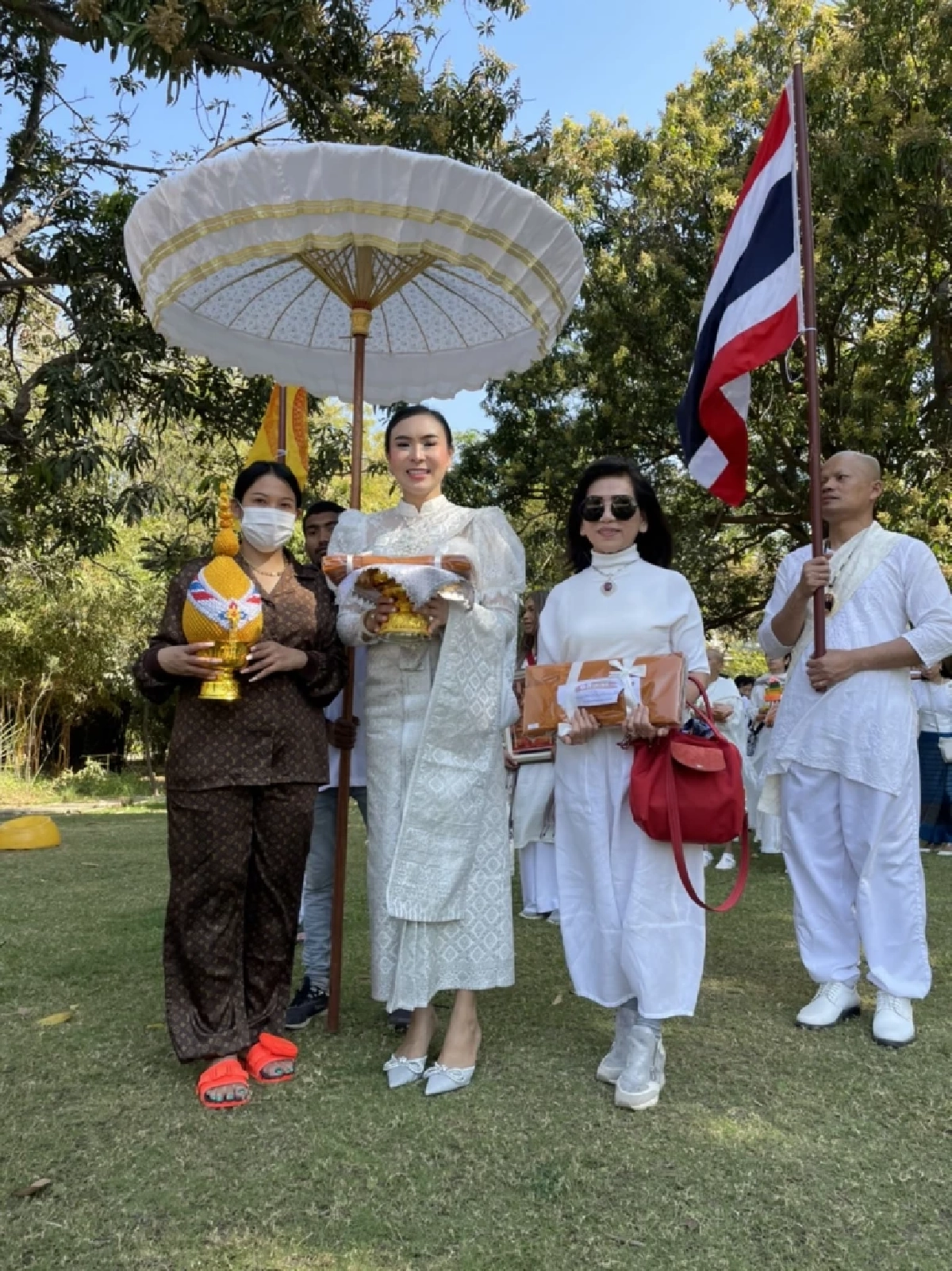 ไฮโซผิง สุภาวดี สร้างบุญใหญ่ บวชเณรเด็กอินเดีย 305 รูป