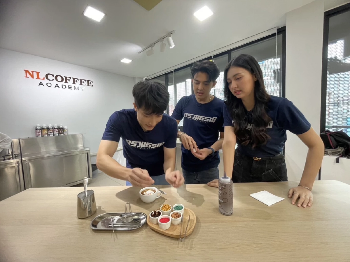 คัท-แบม-แม็กซ์ นักแสดงจากซีรี่ส์ ตรวนธรณี โชว์ศิลปะ Latte Art