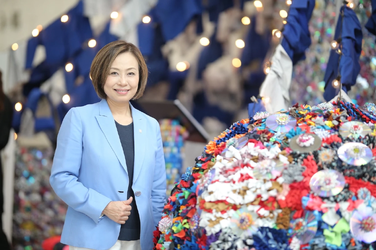 ยูโอบี จับมือศิลปินไทยแปลงชุดยูนิฟอร์มเก่าเป็นผลงานศิลปะ  จากวัสดุเหลือใช้