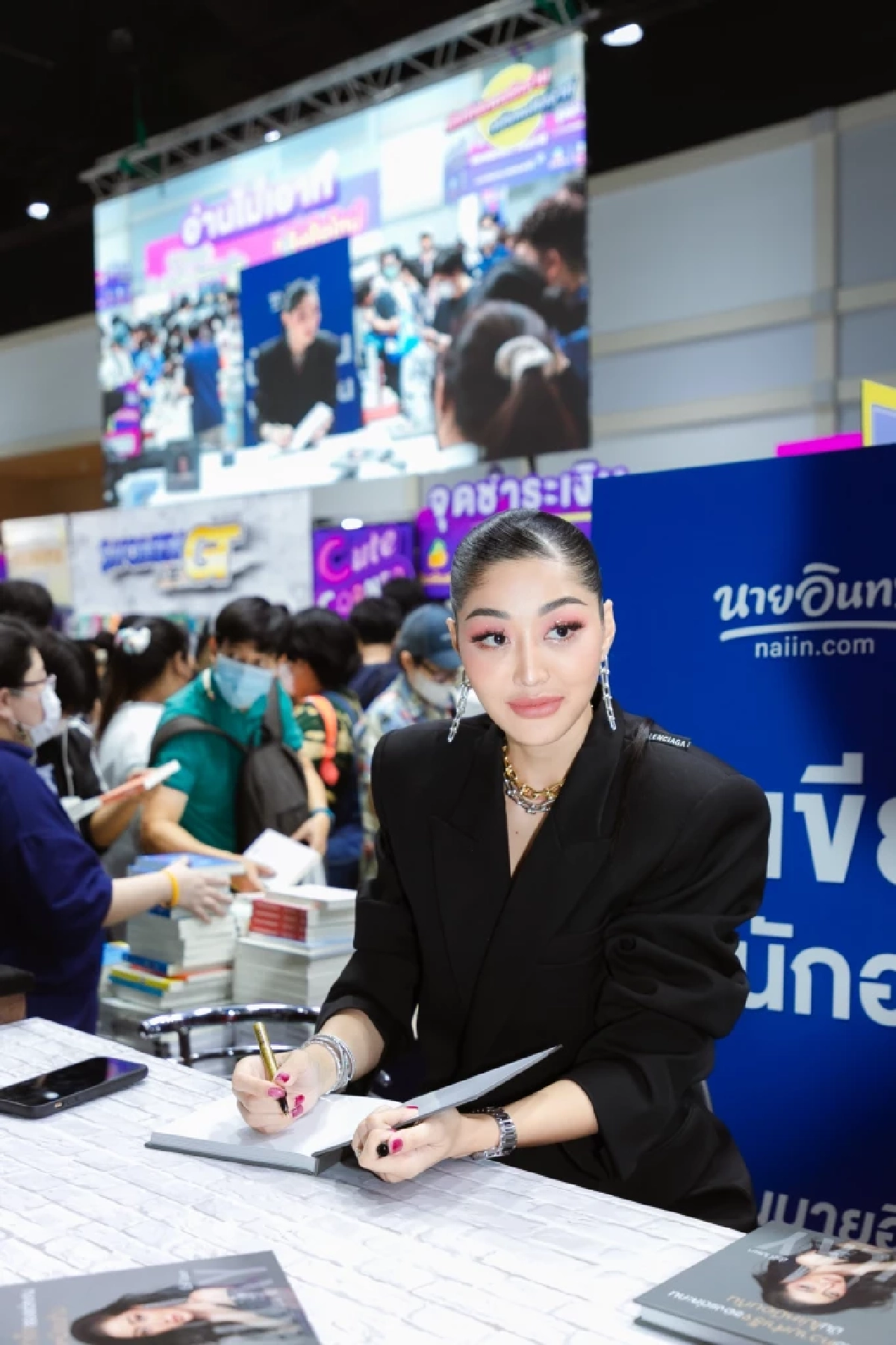 มิ้วกี้ ไปรยา เปิดตัวพ็อกเก็ตบุ๊กเล่มแรกในชีวิต ก้าวผ่านทุกดราม่า