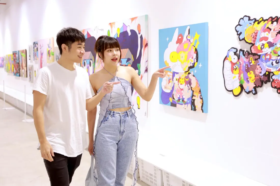 มีน พีรวิชญ์ ชมพื้นที่ศิลปะแห่งใหม่ FUTURE ART LAND ปลุกกระแสคนรักงานอาร์ต