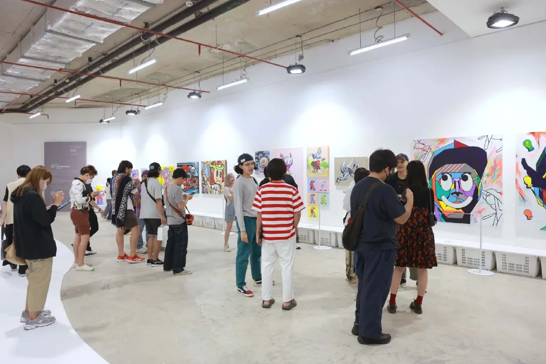 มีน พีรวิชญ์ ชมพื้นที่ศิลปะแห่งใหม่ FUTURE ART LAND ปลุกกระแสคนรักงานอาร์ต