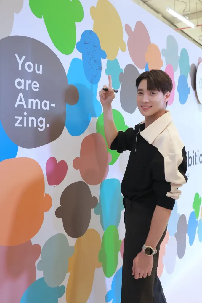 มีน พีรวิชญ์ ชมพื้นที่ศิลปะแห่งใหม่ FUTURE ART LAND ปลุกกระแสคนรักงานอาร์ต