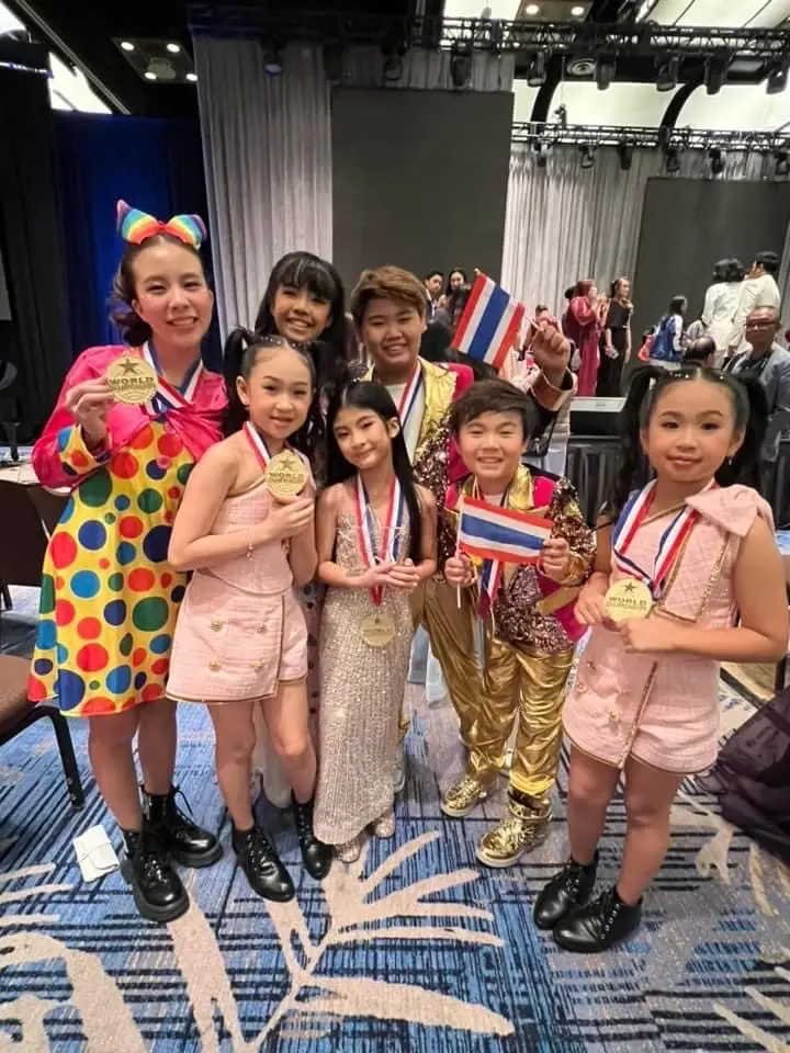 กระหึ่มทั่วโลก ครูพิช พัทธ์นิธาน พาเด็กไทยคว้า 53 เหรียญทองที่อเมริกา 