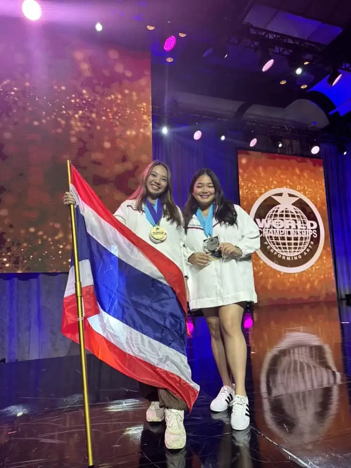 กระหึ่มทั่วโลก ครูพิช พัทธ์นิธาน พาเด็กไทยคว้า 53 เหรียญทองที่อเมริกา 