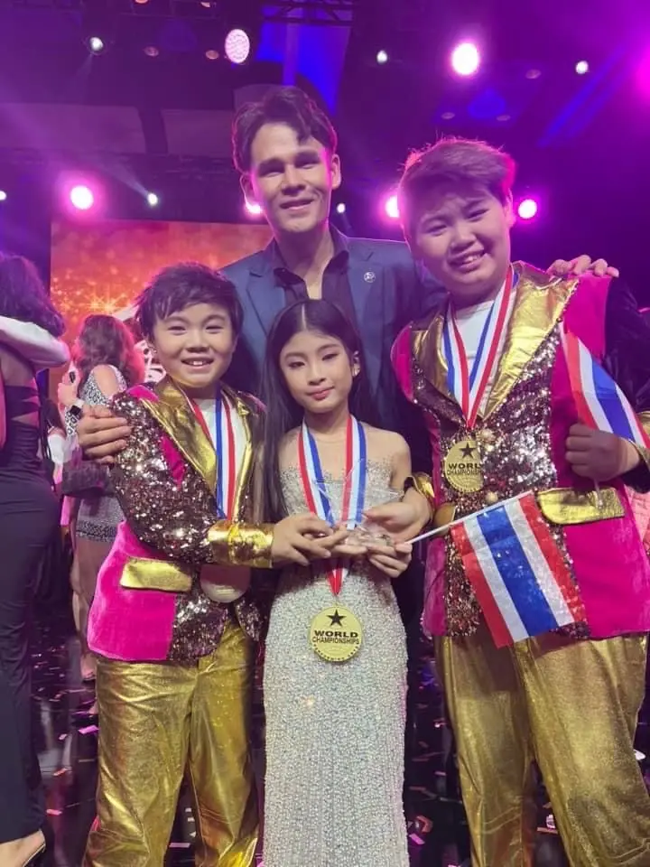 กระหึ่มทั่วโลก ครูพิช พัทธ์นิธาน พาเด็กไทยคว้า 53 เหรียญทองที่อเมริกา 
