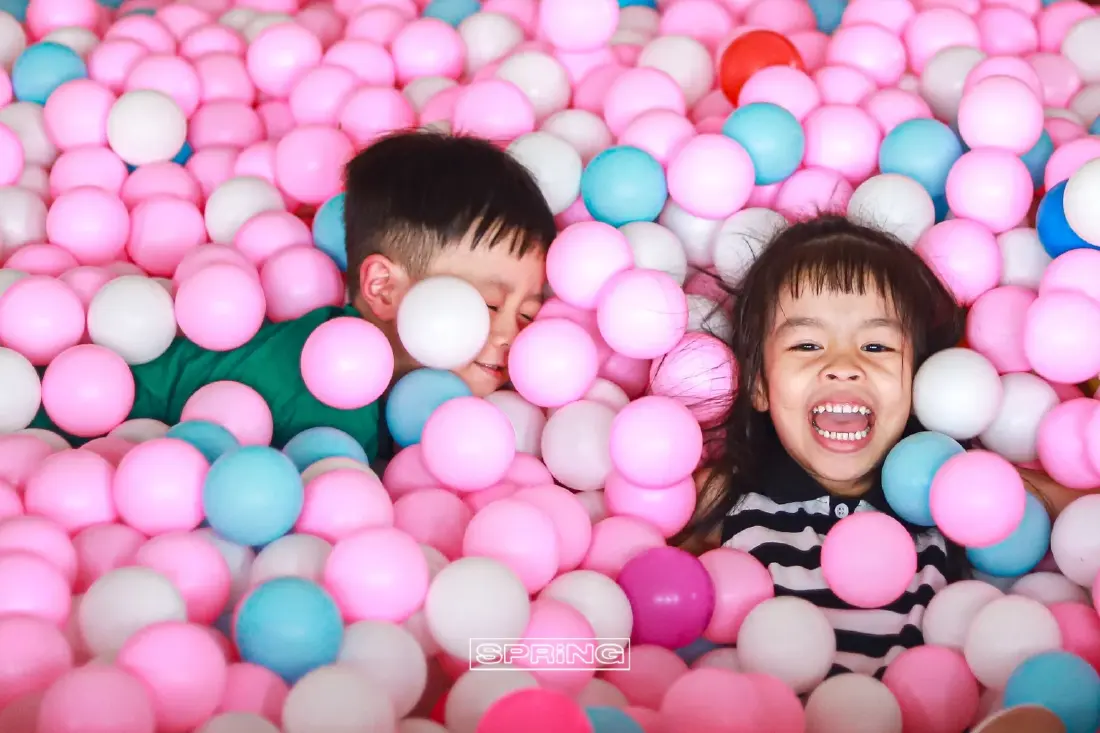 รอยยิ้มเด็กๆที่กำลังสนุกกับของเล่น 