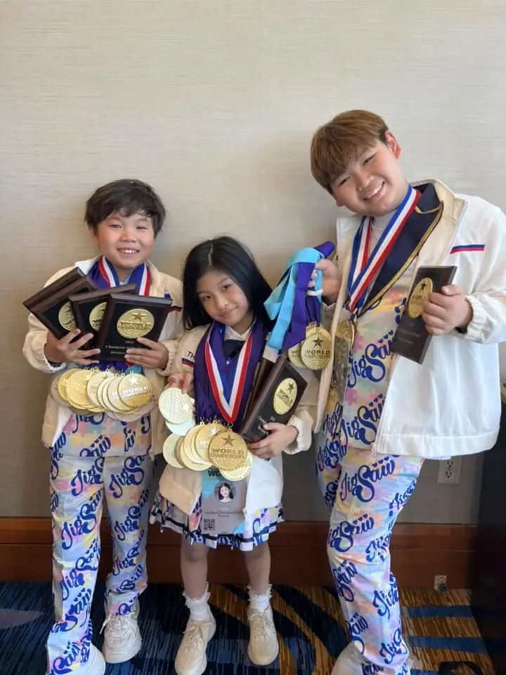 กระหึ่มทั่วโลก ครูพิช พัทธ์นิธาน พาเด็กไทยคว้า 53 เหรียญทองที่อเมริกา 