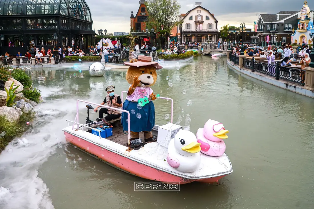 พี่หมีนั่งเรือมาต้อนรับเด็กๆ