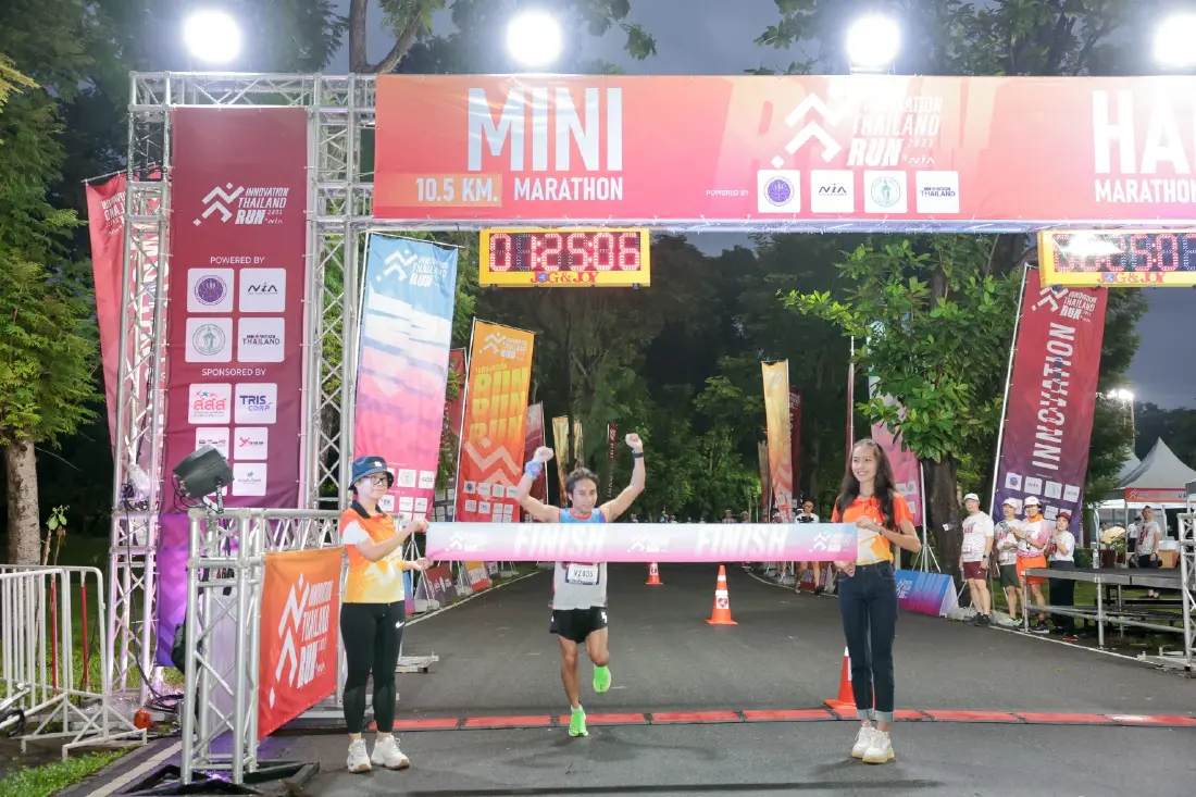 ท็อป จรณ แท็กทีม จ๊ะจ๋า พริมรตา ร่วมวิ่งงาน Innovation Thailand Run 2023   