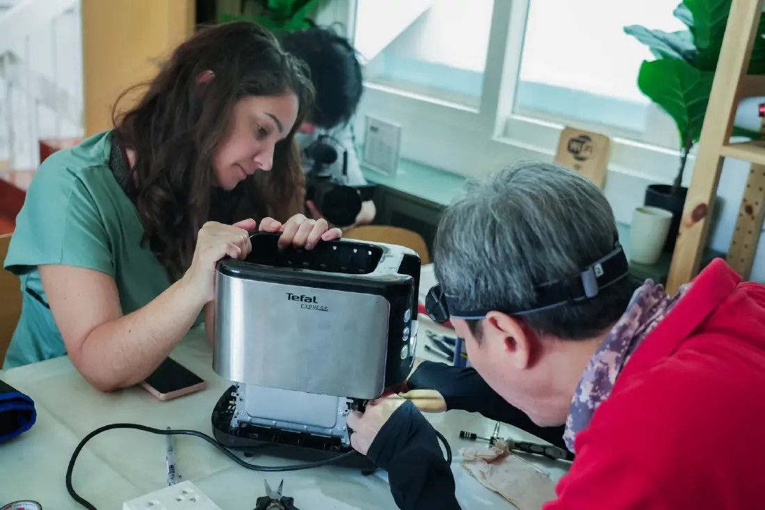 เบื้องหลัง 'นักซ่อม' แห่ง Repair Café คอมมูนิตี้ซ่อมข้าวของแห่งแรกในไทย