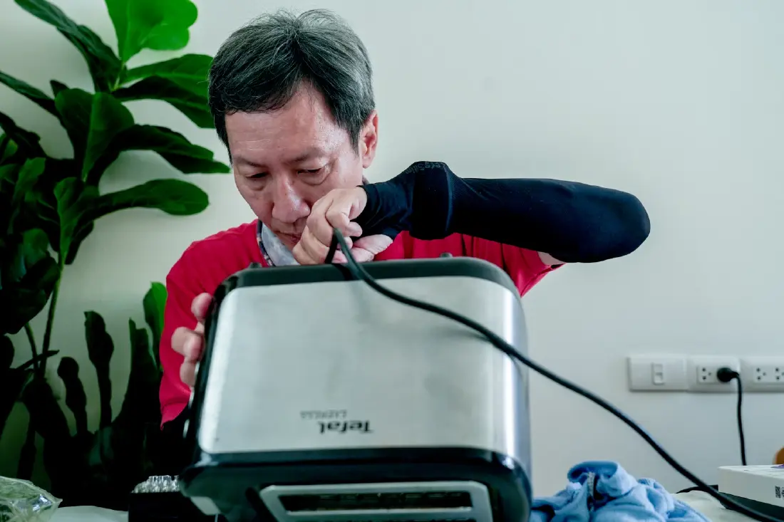 เบื้องหลัง 'นักซ่อม' แห่ง Repair Café คอมมูนิตี้ซ่อมข้าวของแห่งแรกในไทย