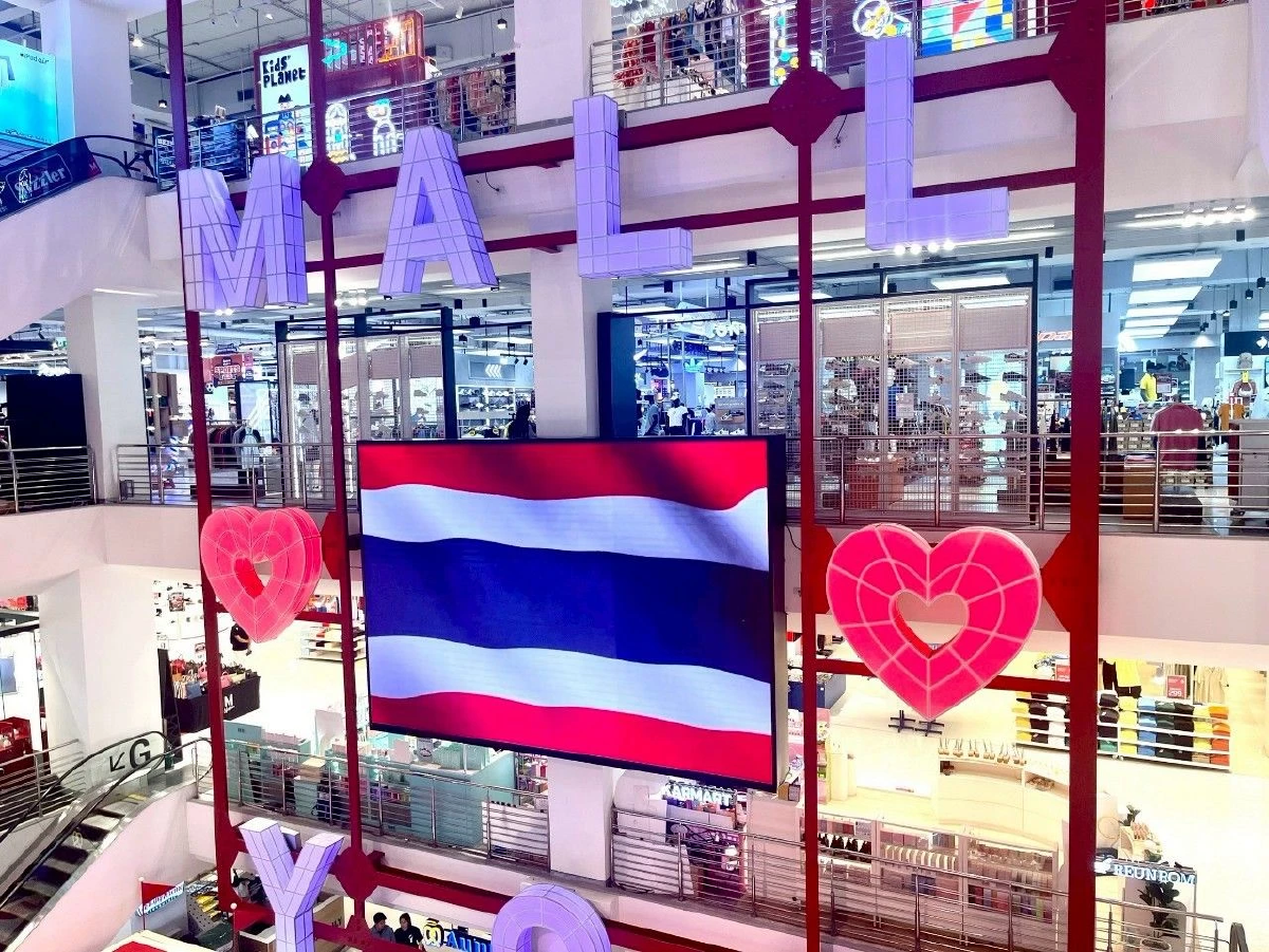 เดอะมอลล์ ฉายธงชาติขึ้นจอโฆษณา และเชิญชวนบริจาคโลหิตช่วยชายแดน