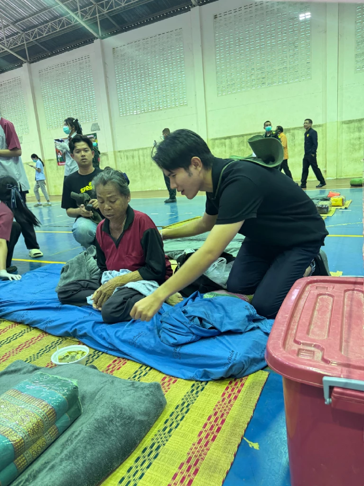 &quot;กังฟู&quot; รุดเยี่ยมศูนย์อพยพชายแดนอุบลราชธานี หลังไทย-กัมพูชาปะทะเดือด