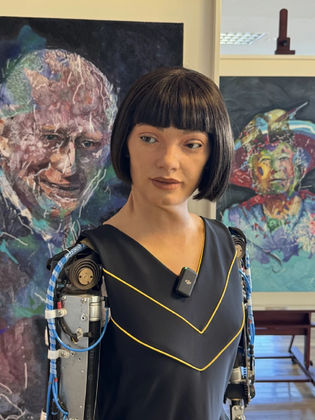 Ai-Da หุ่นยนต์ศิลปิน วาด Algorithm King  พระบรมฉายาลักษณ์คิงชาร์ลส์  Credit ภาพ Ai-Da Robot Studios