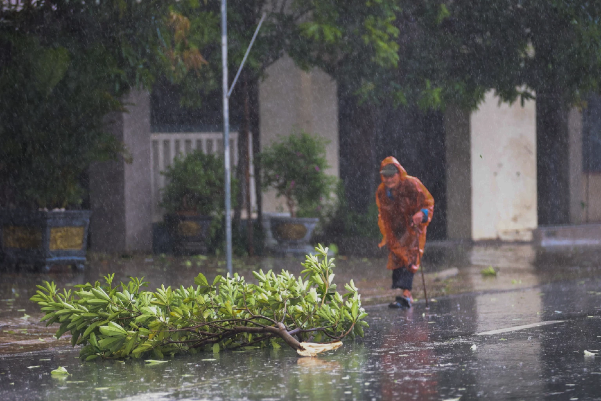 พายุคาจิกิกำลังขึ้นฝั่งเวียดนาม (25 ส.ค. 2568) Cr.Reuters