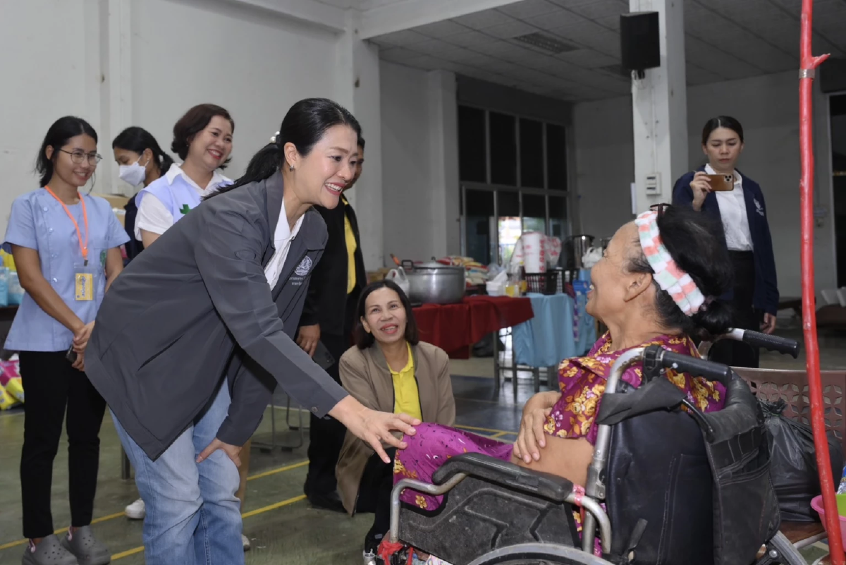 \"ธีรรัตน์\" ลุย อุบลฯ เร่งส่งผู้อพยพ กลุ่มเปราะบางกลับบ้านปลอดภัย