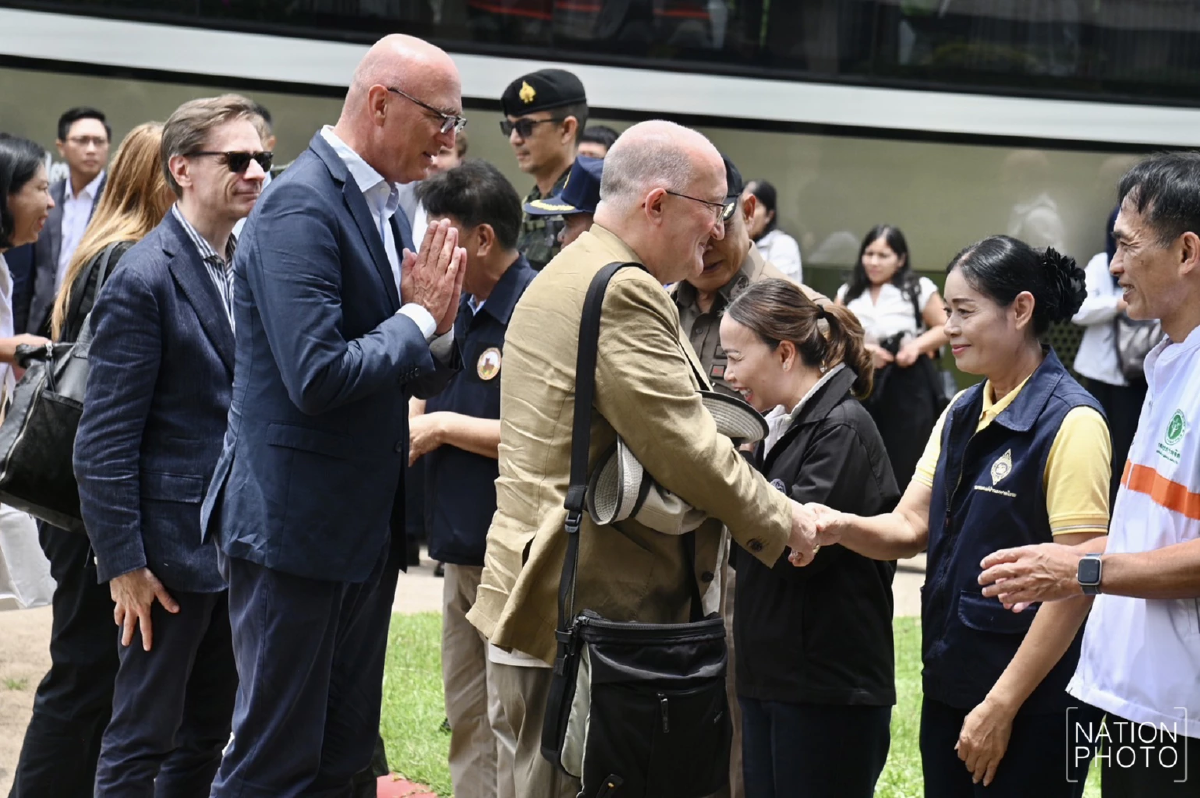 มาริษ นำทูต 33 ประเทศ ลงพื้นที่ภูมะเขือ ดูความเสียหาย เก็บกู้ทุ่นระเบิด