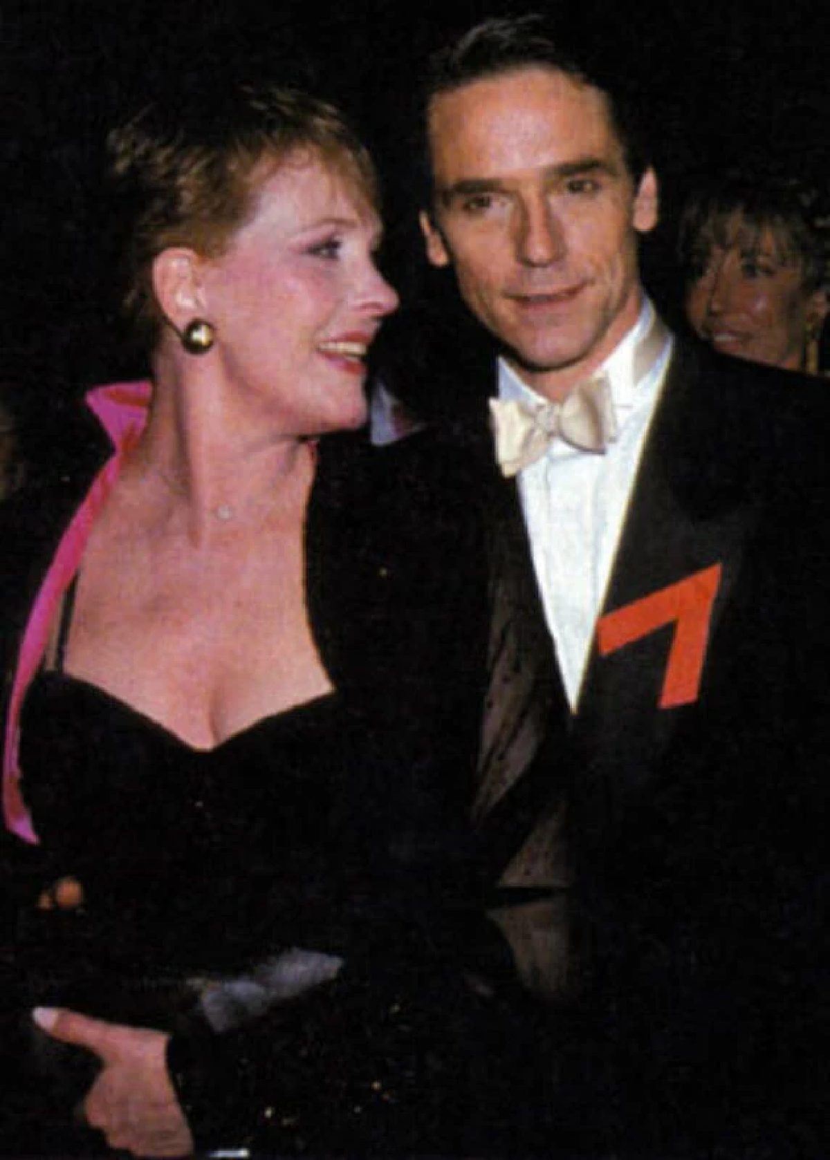เจเรมี ไอรอนส์ (Jeremy Irons) ติดโบว์แดง Credit ภาพ visualaids.org