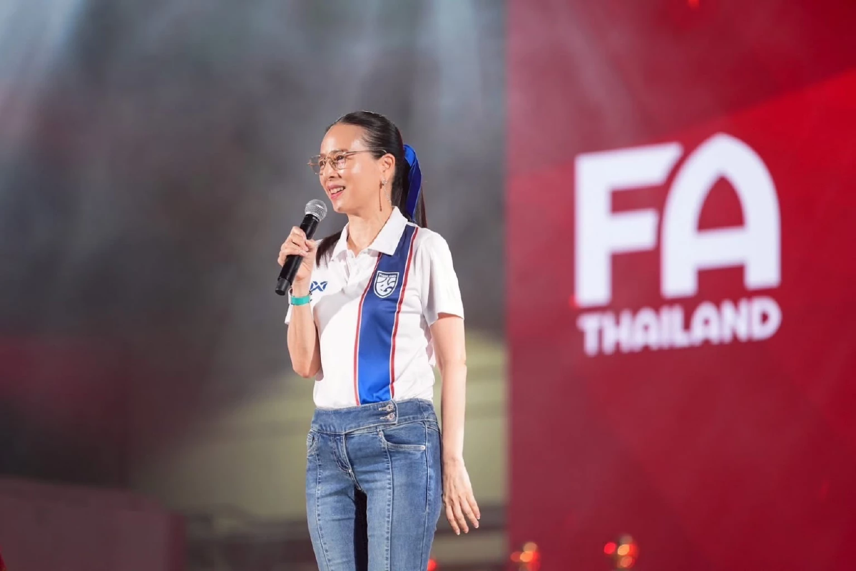 มาดามแป้ง เปิดตัว “เสื้อคนไทย รักบอลไทย” อย่างเป็นทางการ