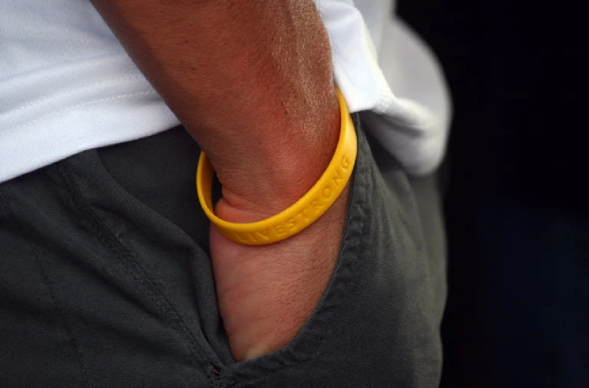 มูลนิธิ &quot;Livestrong&quot; และสายรัดข้อมือสีเหลืองที่ขายได้กว่า 80 ล้านเส้นทั่วโลก Credit ภาพ AFP