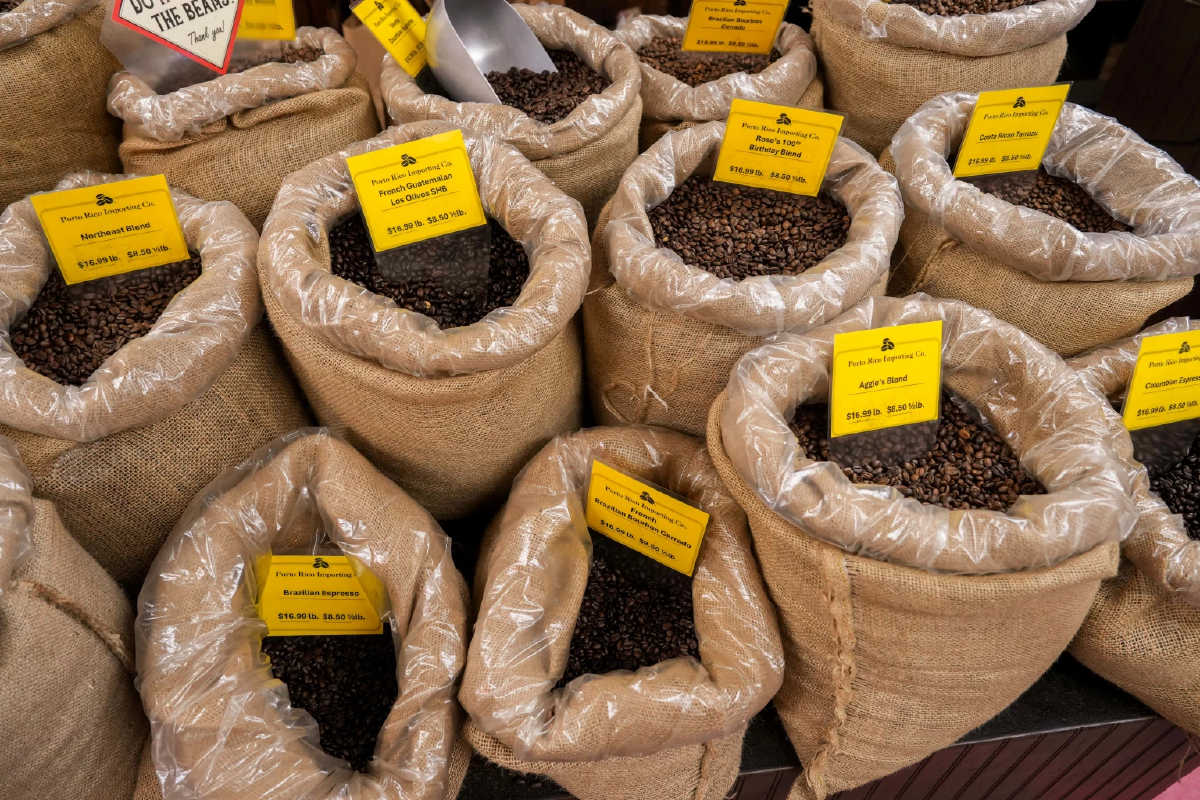 เมล็ดกาแฟบราซิลที่วางขายในมหานครนิวยอร์ก 2025 Cr.Reuters