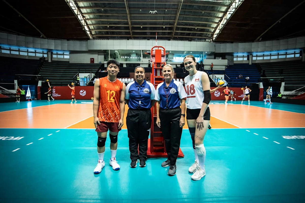 ดัง ทิ ฮอง (หมายเลข 12 ) ในตำแหน่งหัวเสา  ถูกสหพันธ์วอลเลย์บอลนานาชาติ (FIVB) จับตรวจโครโมโซม  Credit ภาพ Volleyball World