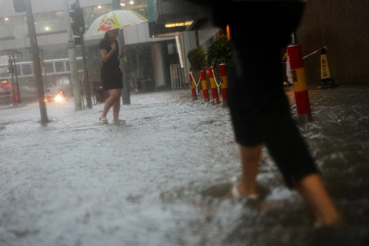 ฮ่องกง เจอพายุฝน ระดับ &quot;สีดำ&quot; รุนแรงที่สุดในรอบ 141 ปี Credit ภาพ REUTERS
