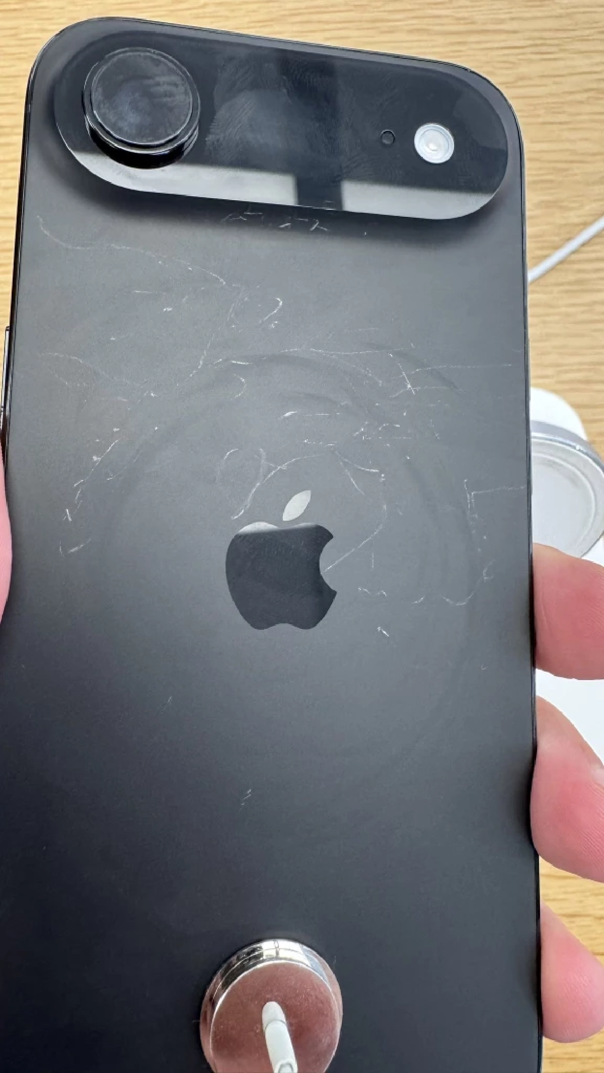 เปิดตัว iPhone 17 Pro, Pro Max สีใหม่ ผู้ใช้พบเป็นรอยขีดข่วนง่าย
