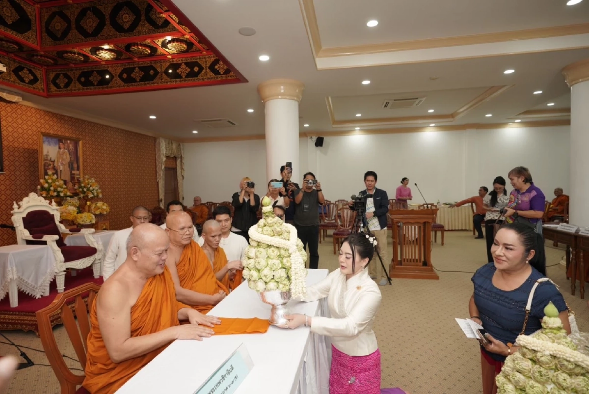 มาดามหยก มอบกำลังใจพระสงฆ์ ย้ำ! ปกป้องทุกศาสนาคู่ประเทศไทย